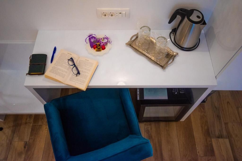Welcome tray with kettle and glasses at Center Luxury Rooms 1
